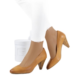 Brune pumps på Celeste stolpen beige