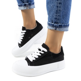 Sorte sneakers på Venancia platformen