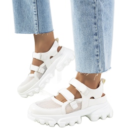 Hvide sneakers på traktorsål fra Djurs
