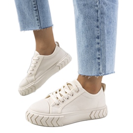 Beige sneakers på Clarence platformen