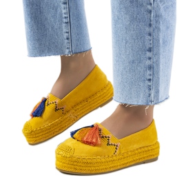 Gule espadriller på Pisquid-platformen
