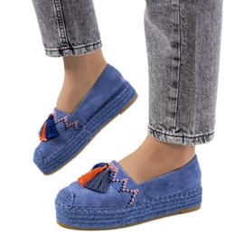Blå espadriller på Pisquid-platformen