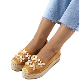 Brune espadriller på Paffen-platformen