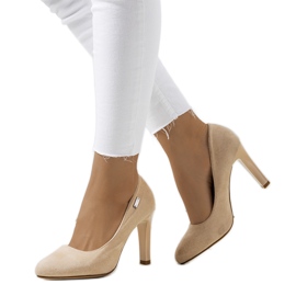 Beige pumps på en Blair stilethæl