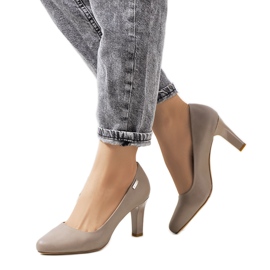 Beige pumps på Giessen hæl