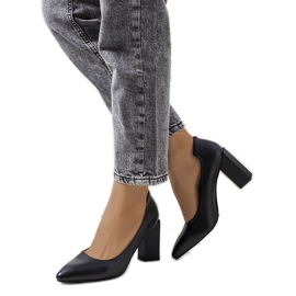Sorte pumps på Kruis-posten
