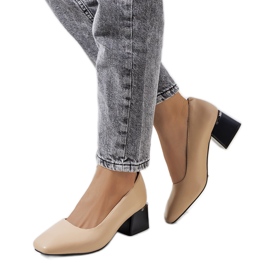 Læder beige pumps på Vasila stolpen