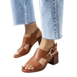 Brune sandaler på Lamia-stolpen