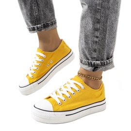Gule sneakers på Wessel platformen