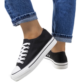 Sorte sneakers på Wessel platformen