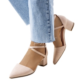 Beige pumps på Hyde stolpen