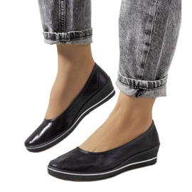 Sorte skinnende sneakers på Weide-kilen
