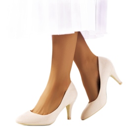 Beige pumps på en Maron hæl