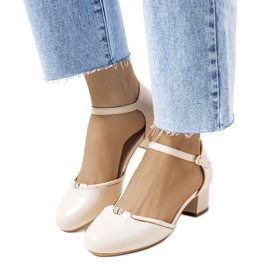 Beige pumps på en lav Lynden stolpe