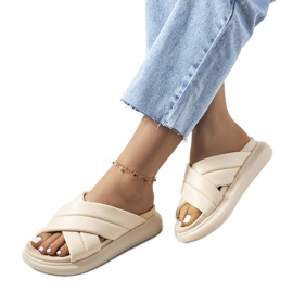 Beige hjemmesko på Allport-platformen