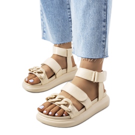 Beige sandaler på Zepps platformen