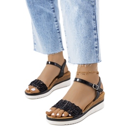 Sorte sandaler med en dekorativ Kirk-rem