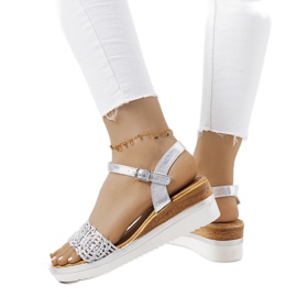 Sølv sandaler med en dekorativ Kirk-rem