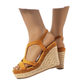 Brune espadriller på en ceder kile