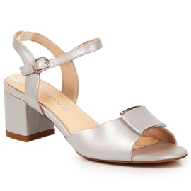 Sølv sandaler på stolpen af ​​Sergio Leone beige