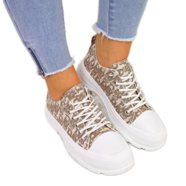 Kvinders beige sneakers på platformen med inskriptioner Sabatina