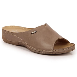Dame læder hjemmesko på en beige Helios 105 kile