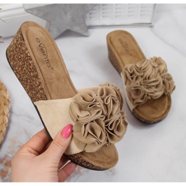 Kvinders beige kile hjemmesko med blomster eVento