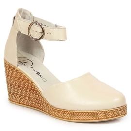Damesandaler i læder på en beige Filippo-kile