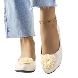 Beige lakerede ballerinaer fra Parnela