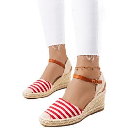 Røde espadriller på Garvan-kilen beige