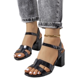 Sorte sandaler på Haiden-stolpen