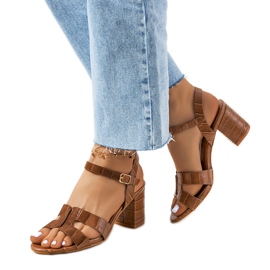 Brune sandaler på Haiden-stolpen