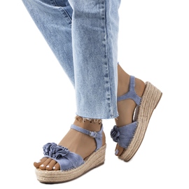 Blå espadriller på Straden-platformen