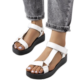 Hvide sandaler på Dugan platformen