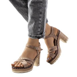 Beige sandaler på Sied's stolpe