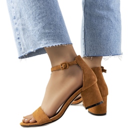 Brune sandaler på Deshe-stolpen