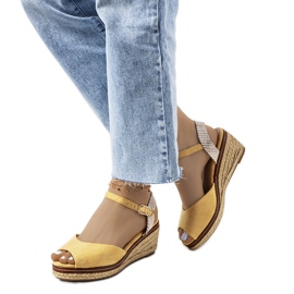 Gule espadriller på Heis-kilen
