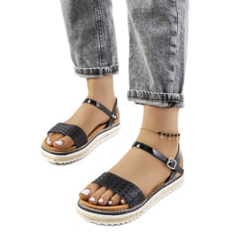 Sorte sandaler på en dekoreret Acton platform