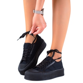 SHELOVET Sneakers på en bred platform sort