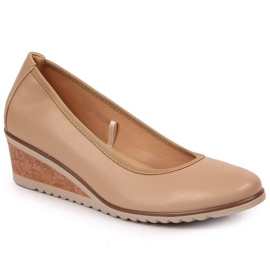 Pumper på en beige Vinceza wedge