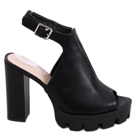 Sandaler på Roms sorte platform