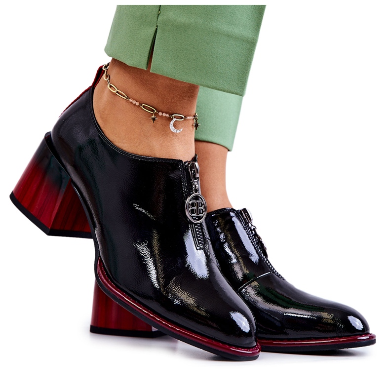 S.Barski Lakerede moderigtige sko på en sort og rød Lorena stolpe
