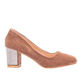 Brune pumps på Goyals søjle beige