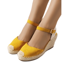 Gule espadriller på Olieme-kilen