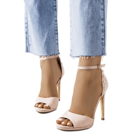 Beige sandaler på en højhælet Masih