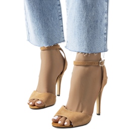 Beige åbne pumps på en Luigina hæl