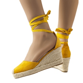 Gule espadriller på Tyler-kilen
