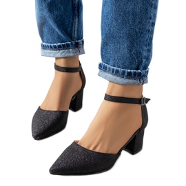 Skinnende sorte pumps på Mawahi-stolpen