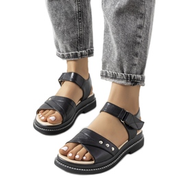 Sorte sandaler på Meis platformen