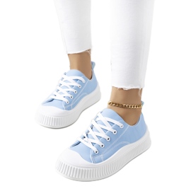 Blå sneakers på Zargan platformen